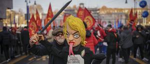Ein Demonstrant hält während eines landesweiten Generalstreiks eine Puppe, die die italienische Ministerpräsidentin Giorgia Meloni darstellt, mit einem Schild, auf dem in italienischer Sprache zu lesen ist: „Amnestie für Steuerhinterzieher, Geld für Waffen, Geld für die Brücke, Kürzungen im Gesundheitswesen, Millionen, die in Albanien weggeworfen werden“. 