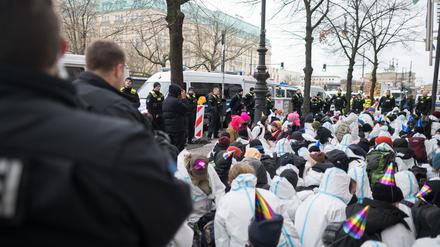 Demonstration gegen eine Gas-Konferenz im Hotel Adlon 