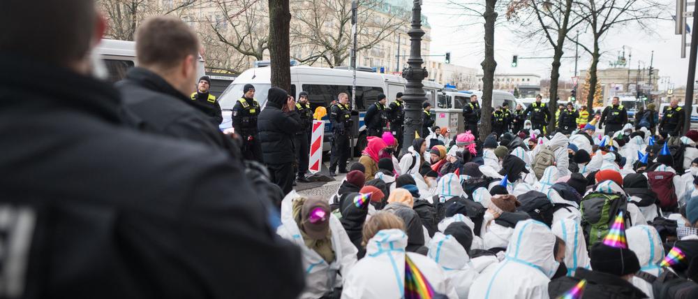 Demonstration gegen eine Gas-Konferenz im Hotel Adlon