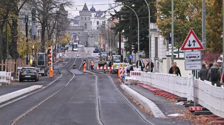 Potsdam, 04.11.2024, Lokales, Friedrich-Ebert-Straße, Friedrich-Ebert-Strasse, Baustelle, Gleise, Tram, Straßenbahn, Strassenbahn, Haltestelle, Tram-Haltestelle, Tramhaltestelle, Nauener Tor, Stadtbilder, Foto: Ottmar Winter PNN ACHTUNG: Foto ist ausschließlich für redaktionelle Berichterstattung der PNN und des TGSP! Eine kommerzielle Nutzung, z.B. Werbung, ist ausgeschlossen. Die Weitergabe an nicht autorisierte Dritte, insbesondere eine weitergehende Vermarktung über Bilddatenbanken, ist unzulässig.