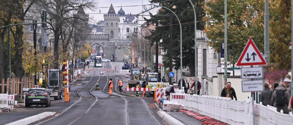 Potsdam, 04.11.2024, Lokales, Friedrich-Ebert-Straße, Friedrich-Ebert-Strasse, Baustelle, Gleise, Tram, Straßenbahn, Strassenbahn, Haltestelle, Tram-Haltestelle, Tramhaltestelle, Nauener Tor, Stadtbilder, Foto: Ottmar Winter PNN ACHTUNG: Foto ist ausschließlich für redaktionelle Berichterstattung der PNN und des TGSP! Eine kommerzielle Nutzung, z.B. Werbung, ist ausgeschlossen. Die Weitergabe an nicht autorisierte Dritte, insbesondere eine weitergehende Vermarktung über Bilddatenbanken, ist unzulässig.
