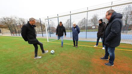 Bernd Richter (rechts), Werkleiter des Kommunalen Immobilienservice (KIS) und Torsten Gessner (links) vom Fachbereich Sport weihten den Platz zusammen mit den Potsdamer Kickers schon mal ein.