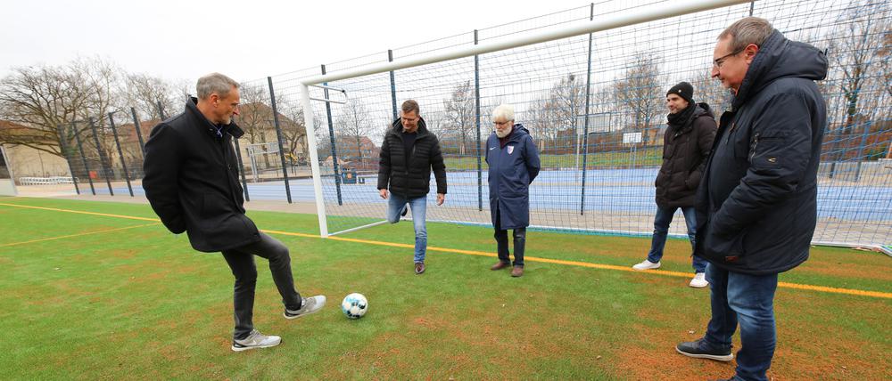Bernd Richter (rechts), Werkleiter des Kommunalen Immobilienservice (KIS) und Torsten Gessner (links) vom Fachbereich Sport weihten den Platz zusammen mit den Potsdamer Kickers schon mal ein.