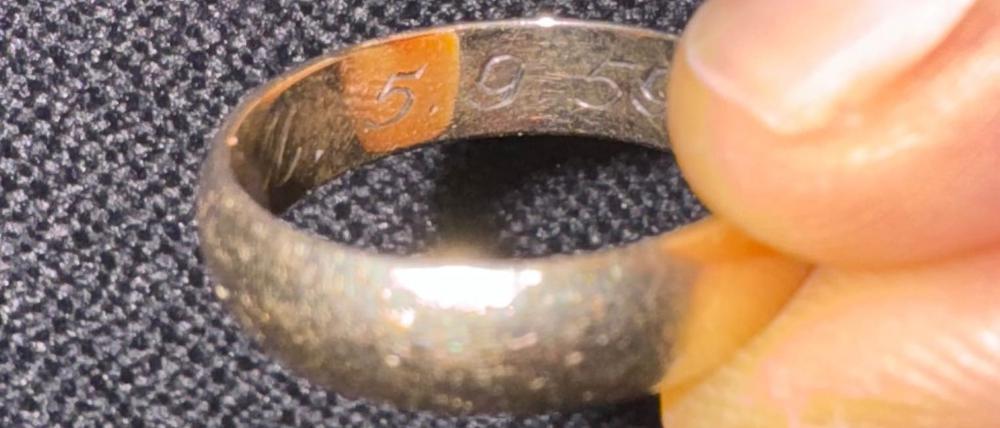 Bei der Berliner Polizei ist ein Ehering abgegeben worden, der in Reinickendorf gefunden wurde.