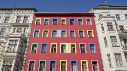 Rotes buntes Wohnhaus in der Zossener Straße in Kreuzberg,,