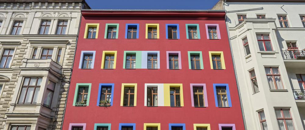 Rotes buntes Wohnhaus in der Zossener Straße in Kreuzberg,,