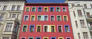 Rotes buntes Wohnhaus in der Zossener Straße in Kreuzberg,,
