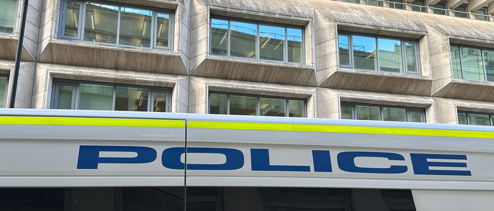 Die Polizei fand die Kinderleiche in einem abgesperrten Badezimmer. (Archivbild)