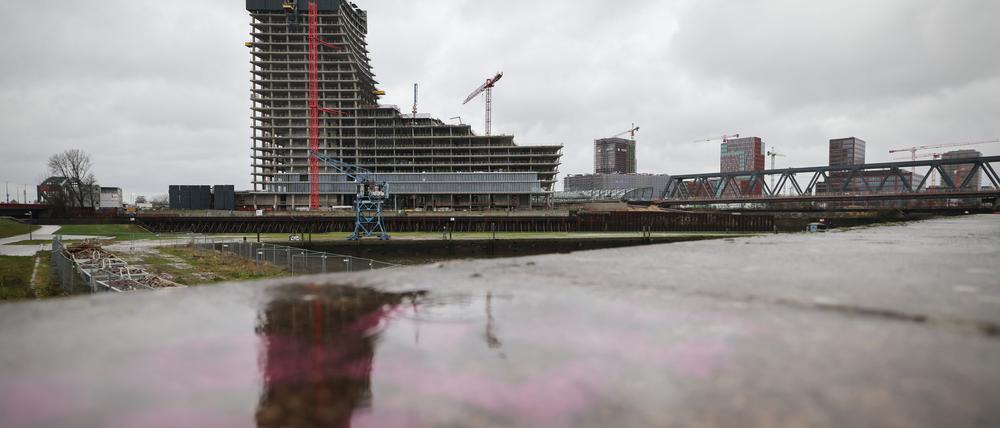 Die stillgelegte Baustelle des Elbtowers in der Hafencity.