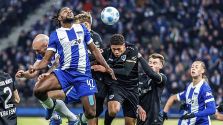 Augen zu und durch. Herthas Linksverteidiger Deyovaisio Zeefuik (vorne) behauptet sich gegen Münsters Defensive.