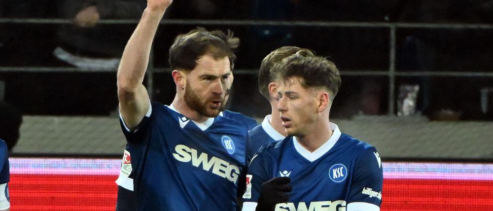 KSC-Stürmer Budu Siwsiwadse (l) zeigte mal wieder seine Torjägerqualitäten.