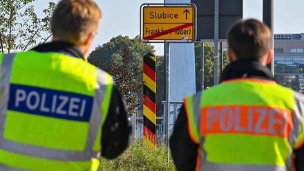 Zwei Beamte der Bundespolizei stehen am deutsch-polnischen Grenzübergang Stadtbrücke bei einer Kontrolle gegen die Schleuserkriminalität.