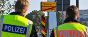 Zwei Beamte der Bundespolizei stehen am deutsch-polnischen Grenzübergang Stadtbrücke bei einer Kontrolle gegen die Schleuserkriminalität.