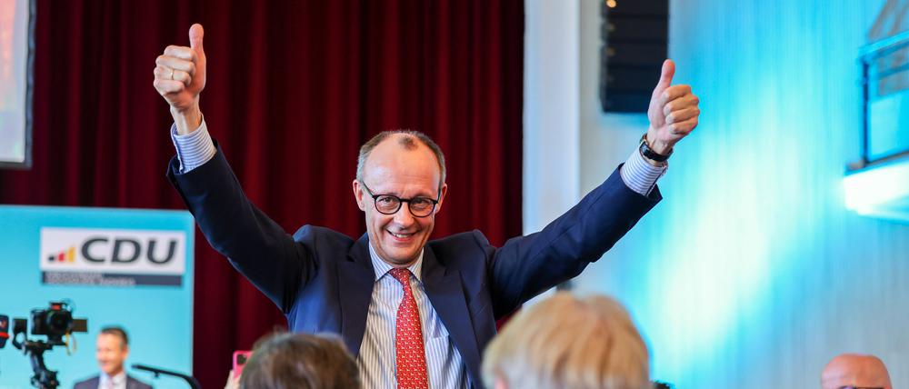 Der Unionskanzlerkandidat Friedrich Merz jubelt bei seiner Nominierung als CDU-Direktkandidat für den Bundestagswahlkreis Hochsauerlandkreis.