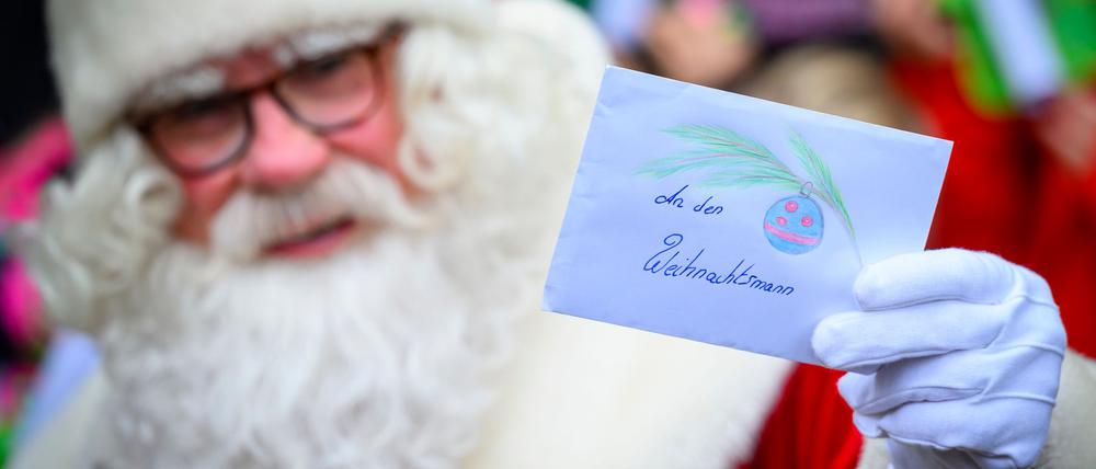 Der Weihnachtsmann im brandenburgischen Himmelpfort muss in diesem Jahr wieder Tausende Wunschzettel beantworten. (Archivbild)