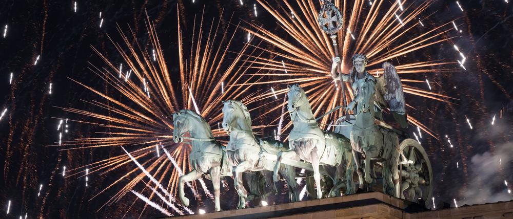 Berlins Regierender Bürgermeister Kai Wegner (CDU) wünscht sich eine friedliche Silvesternacht und setzt dabei auf ein Großaufgebot der Polizei. (Archivfoto)
