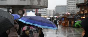 Dichte Wolken ziehen über Berlin und Brandenburg. (Symbolbild)