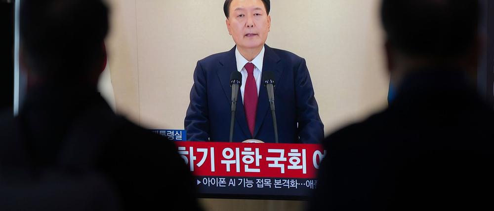 Menschen schauen auf einen Fernsehbildschirm, der die im Fernsehen übertragene Ansprache des südkoreanischen Präsidenten Yoon Suk Yeol an einem Busbahnhof zeigt. Ein zweiter Amtsenthebungsantrag gegen Yoon hat die benötigte Zweidrittelmehrheit in der Nationalversammlung erreicht. (Archivbild)