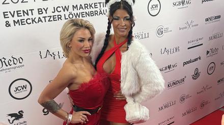 Sanja Alena und Micaela Schaefer posieren bei der AEDT-Weihnachtssoirée für die Kameras.