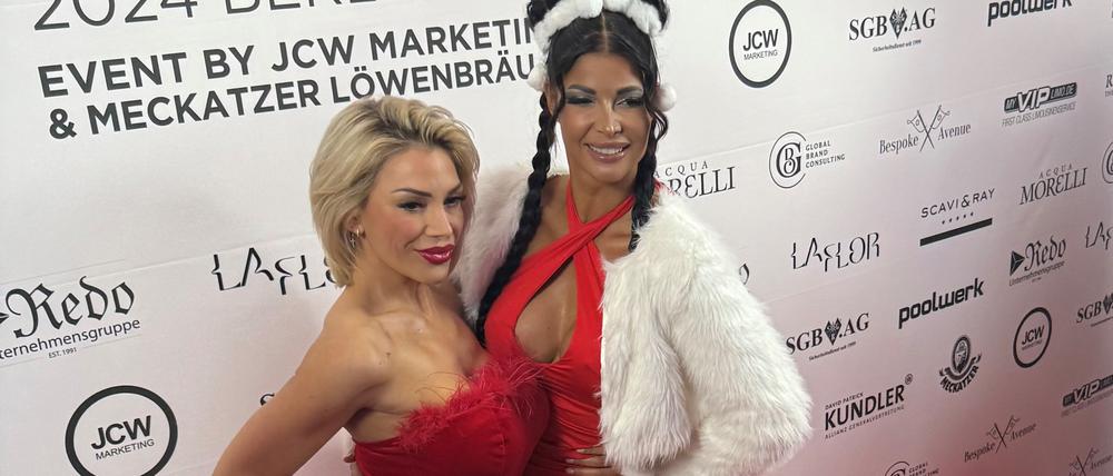 Sanja Alena und Micaela Schaefer posieren bei der AEDT-Weihnachtssoirée für die Kameras.
