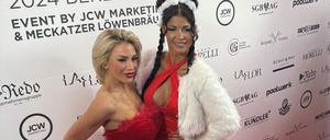 Sanja Alena und Micaela Schaefer posieren bei der AEDT-Weihnachtssoirée für die Kameras.