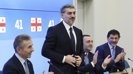 Michail Kawelaschwili (2.v.l.) wird neuer Präsidentschaft Georgiens.