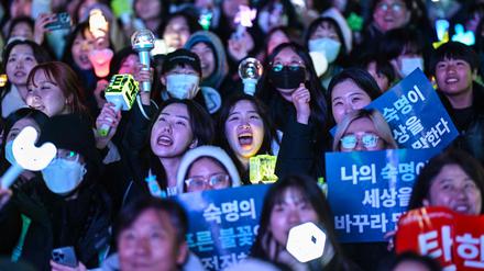 Tausende demonstrieren in Seoul.