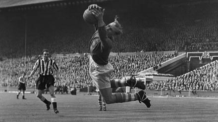 Bert Trautmann (City) goalkeeper makes a fine save. 1955 FA Cup Final at Wembley on 07/05/1955 Manchester City v Newcastle United. PUBLICATIONxINxGERxSUIxAUTxHUNxPOLxUSAxONLY