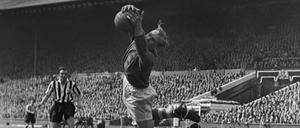 Bert Trautmann (City) goalkeeper makes a fine save. 1955 FA Cup Final at Wembley on 07/05/1955 Manchester City v Newcastle United. PUBLICATIONxINxGERxSUIxAUTxHUNxPOLxUSAxONLY  