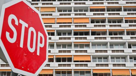 Ein Stop-Schild ist vor vielen Wohnungen in einem Hochhaus im Zentrum von Cottbus zu sehen. 