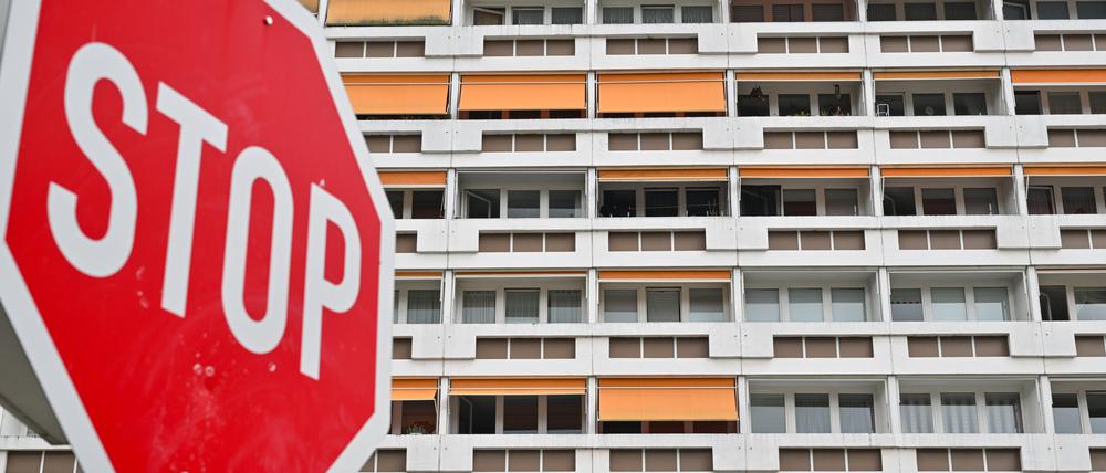 Ein Stop-Schild ist vor vielen Wohnungen in einem Hochhaus im Zentrum von Cottbus zu sehen. 