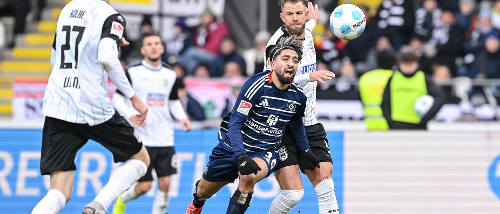 Hamburgs Immanuel Pherai verfolgt den Ball.