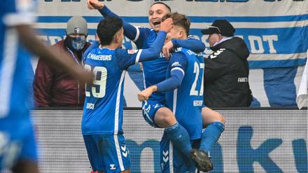 Die Magdeburger jubeln nach dem Führungstor zum 1:0 von Philipp Hercher.