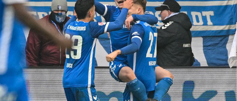 Die Magdeburger jubeln nach dem Führungstor zum 1:0 von Philipp Hercher.