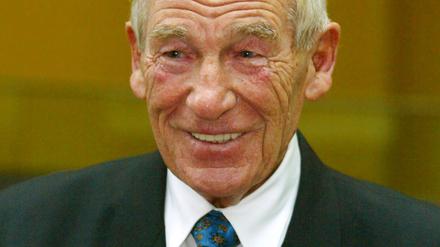ARCHIV - Bernd («Bert») Trautmann, legendärer deutscher Fußballtorhüter von Manchester City, lächelt in Berlin bei seiner Ehrung am 01.11.2004, er erhält den Ehrentitel «Officer of the British Empire». Trautmann starb nach Angaben des Deutschen Fußball-Bundes am Freitag im Alter von 89 Jahren in seiner spanischen Wahlheimat La Llosa in der Nähe von Valencia. Foto: dpa (zu dpa 0889 vom 19.07.2013) +++(c) dpa - Bildfunk+++