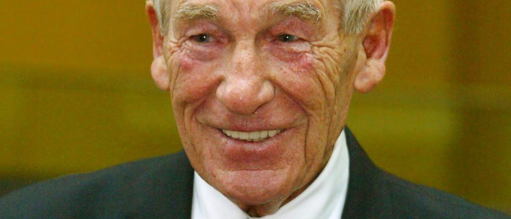 ARCHIV - Bernd («Bert») Trautmann, legendärer deutscher Fußballtorhüter von Manchester City, lächelt in Berlin bei seiner Ehrung am 01.11.2004, er erhält den Ehrentitel «Officer of the British Empire». Trautmann starb nach Angaben des Deutschen Fußball-Bundes am Freitag im Alter von 89 Jahren in seiner spanischen Wahlheimat La Llosa in der Nähe von Valencia. Foto: dpa (zu dpa 0889 vom 19.07.2013) +++(c) dpa - Bildfunk+++