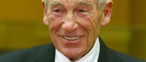 ARCHIV - Bernd («Bert») Trautmann, legendärer deutscher Fußballtorhüter von Manchester City, lächelt in Berlin bei seiner Ehrung am 01.11.2004, er erhält den Ehrentitel «Officer of the British Empire». Trautmann starb nach Angaben des Deutschen Fußball-Bundes am Freitag im Alter von 89 Jahren in seiner spanischen Wahlheimat La Llosa in der Nähe von Valencia. Foto: dpa (zu dpa 0889 vom 19.07.2013) +++(c) dpa - Bildfunk+++