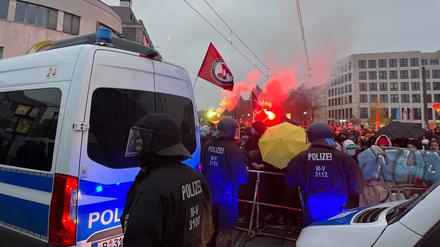 Mit Pyrotechnik und Sprechgesang demonstrierten hunderte Menschen an der Kreuzung Gürtelstraße/ Frankfurter Allee gegen die rechtsradikale Demonstration.