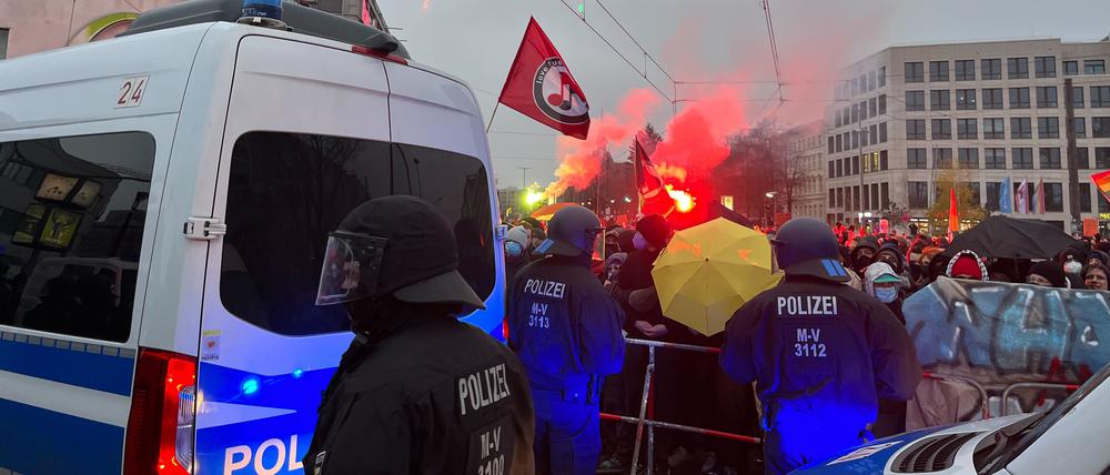 Mit Pyrotechnik und Sprechgesang demonstrierten hunderte Menschen an der Kreuzung Gürtelstraße/ Frankfurter Allee gegen die rechtsradikale Demonstration.