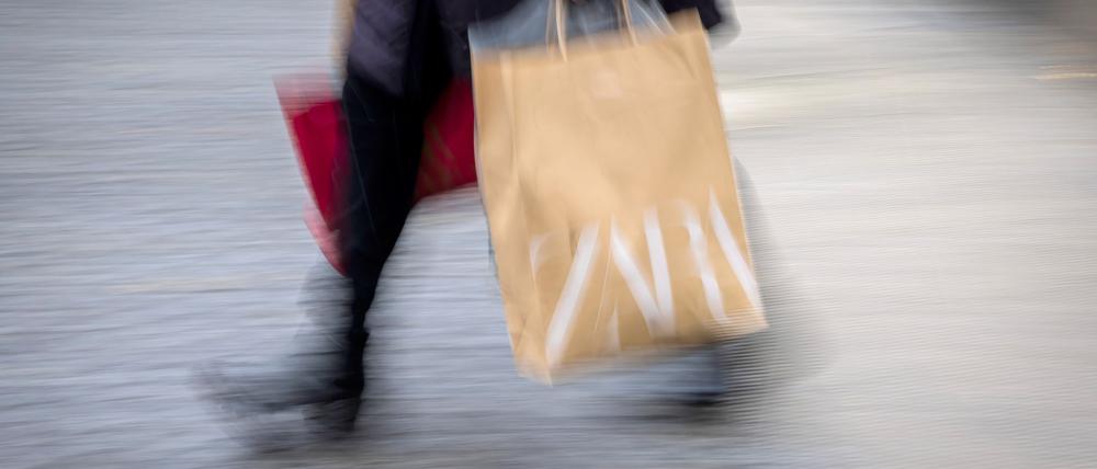 Der Einzelhandel hofft darauf, dass das Weihnachtsgeschäft in Berlin und Brandenburg noch etwas anzieht. (Archivbild)