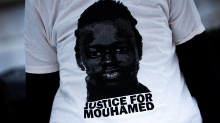 Eine Demonstrantin trägt ein T-Shirt mit der Aufschrift „Justice for Mouhamed“ vor dem Landgericht.