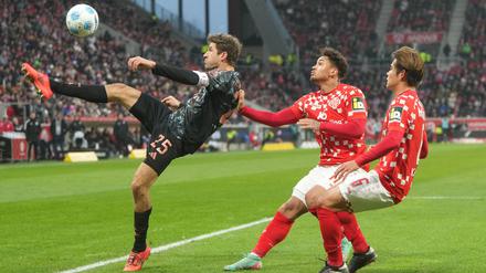 Der FC Bayern München um Thomas Müller (l) enttäuschte beim FSV Mainz 05 auf ganzer Linie.