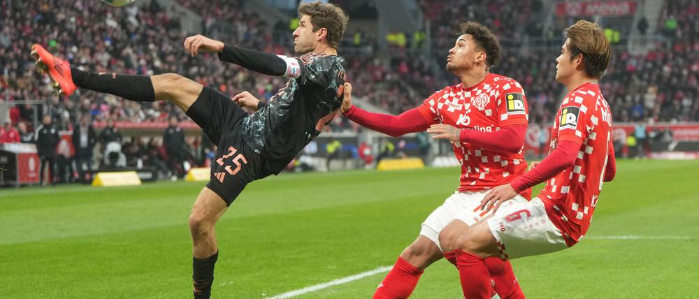 Der FC Bayern München um Thomas Müller (l) enttäuschte beim FSV Mainz 05 auf ganzer Linie.