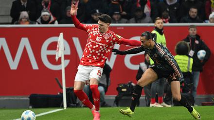 Anthony Caci (li., gegen Leroy Sané) hat mit Mainz gegen die Bayern gewonnen. 