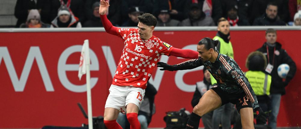 Anthony Caci (li., gegen Leroy Sané) hat mit Mainz gegen die Bayern gewonnen.