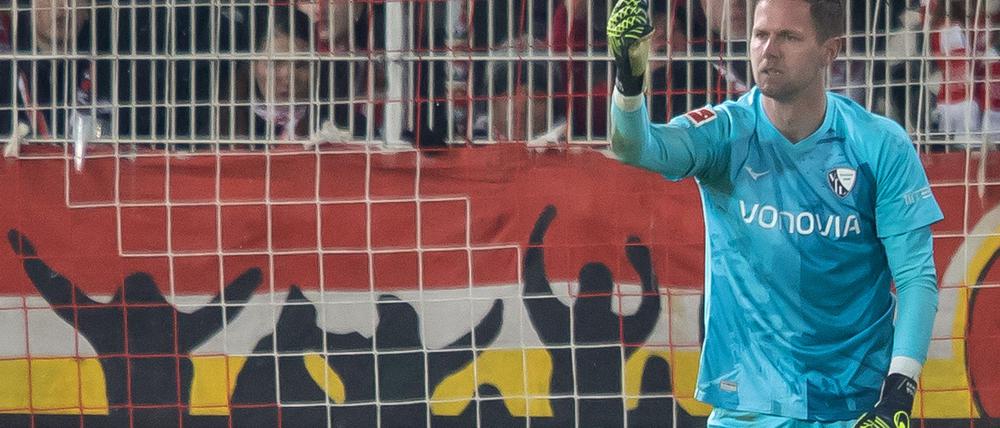 Bochums Torwart Patrick Drewes wird von einem Gegenstand getroffen.