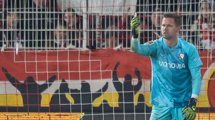 Bochums Torwart Patrick Drewes wird von einem Gegenstand getroffen.