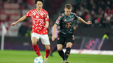 Bayern Münchens Joshua Kimmich (r) zeigte sich dem 1:2 beim FSV Mainz 05 unzufrieden.