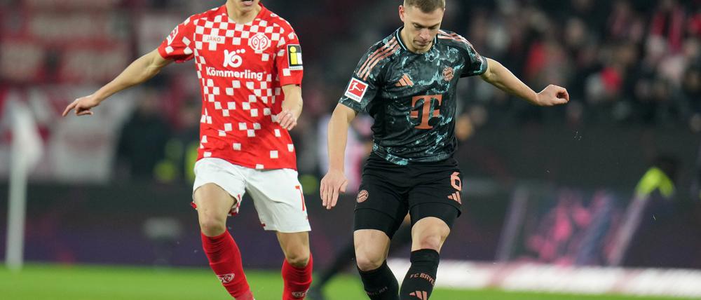 Bayern Münchens Joshua Kimmich (r) zeigte sich dem 1:2 beim FSV Mainz 05 unzufrieden.