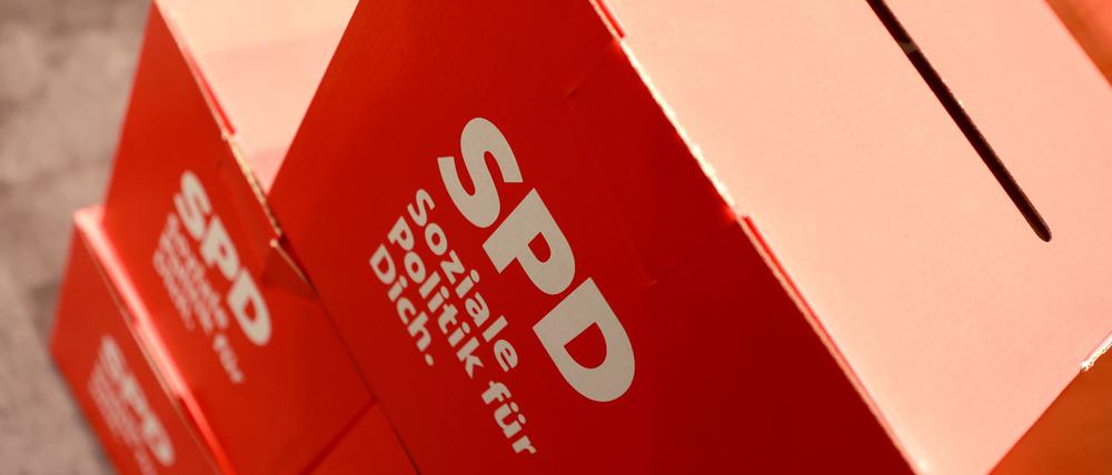 Nach Angaben der SPD wurde ein Parteimitglied zu Boden gestoßen und in Gesicht und Bauch getreten. (Symbolbild)
